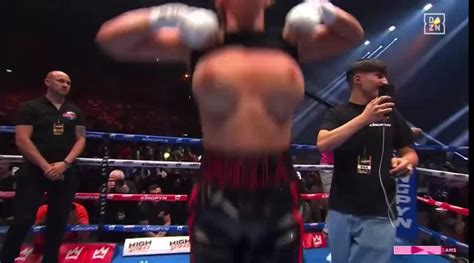 daniella flashes crowd|Boxing: Daniella Hemsley flashes crowd after Kingpyn。